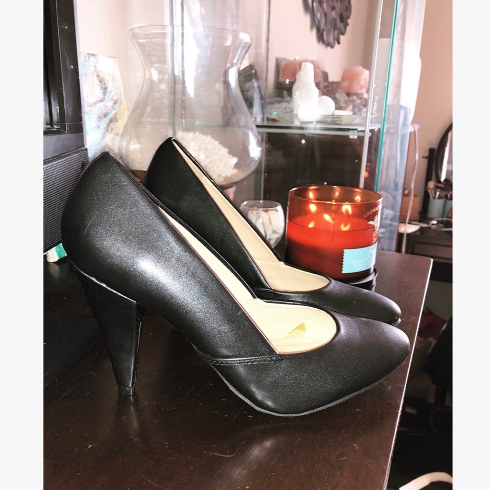 Black pumps size 8